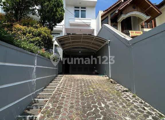 Rumah Besar Murah Strategis di Bawah NJOP di Tubagus Ismail Dago SHM 2