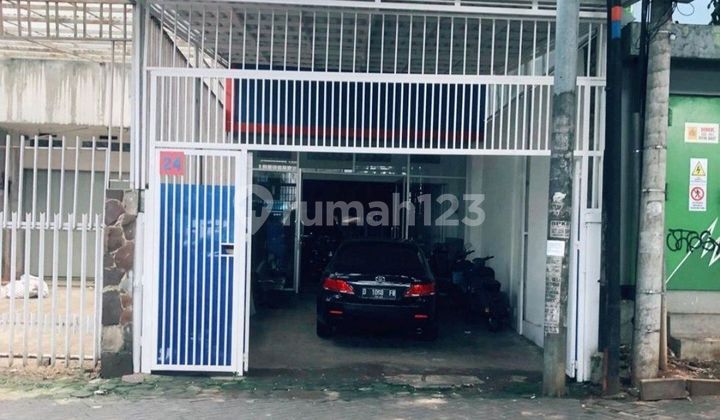 Strategic 3-Story Shop-House on Main Road for Business and Office in Djunjunan Pasteur