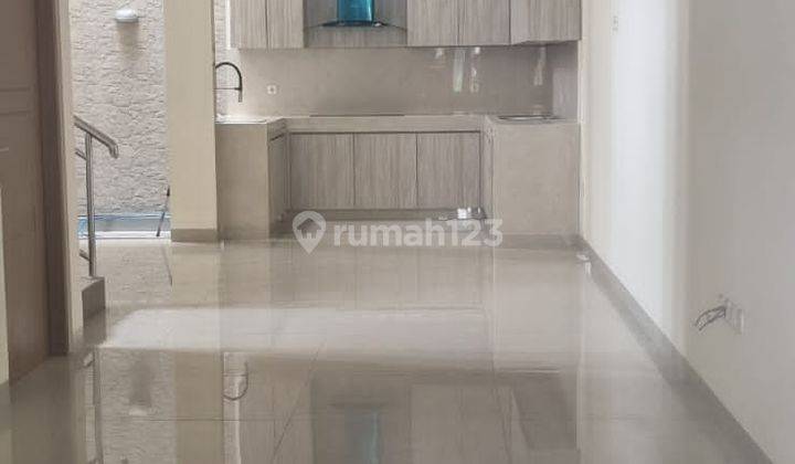 RUMAH MINIMALIS 3 LANTAI SINGGASANA PRADANA 2
