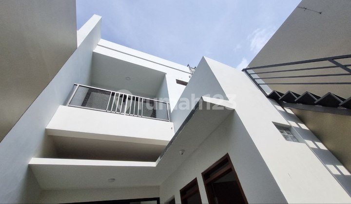 Rumah 2 Lantai Baru Unfurnished di Mekar Wangi, Bandung