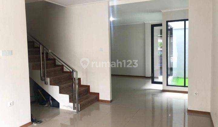 Rumah Bagus Unfurnished SHM di Cigadung, Bandung 1