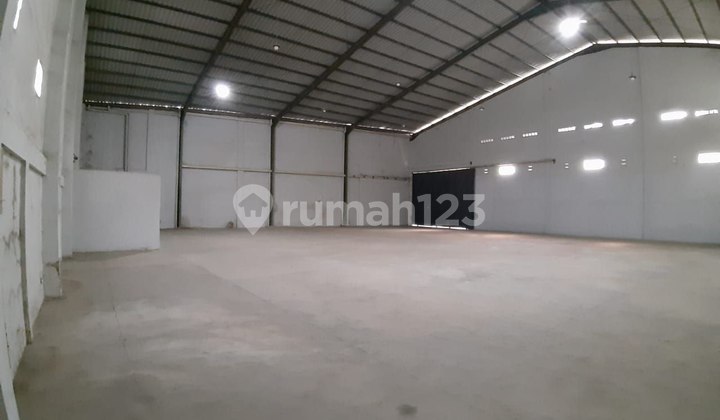 Strategic Warehouse Accessible by 50ft Container in Kiaracondong Bandung
