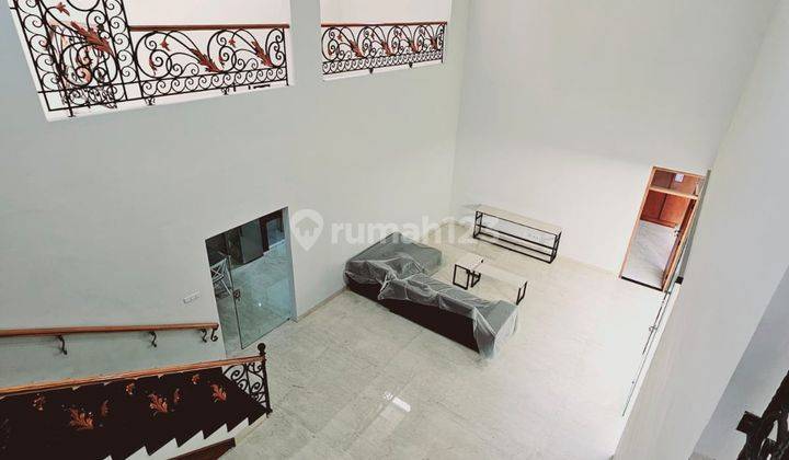 Rumah 2 Lantai Sudah Renovasi Semi Furnished SHM di Singgasana Pradana, Bandung 2