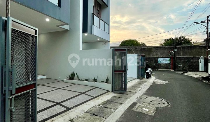 Rumah Mewah Minimalis Modern Nempel Toll Simatupang 1