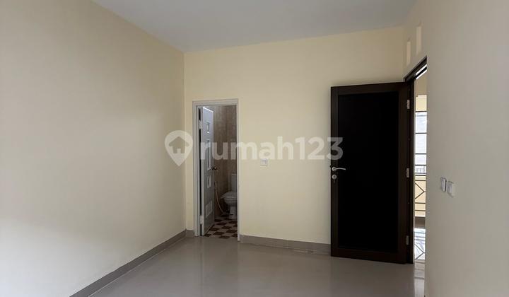 New 3-Story House Ready to Occupy Near Rawa Buntu Station in Chrisan Garden BSD 2