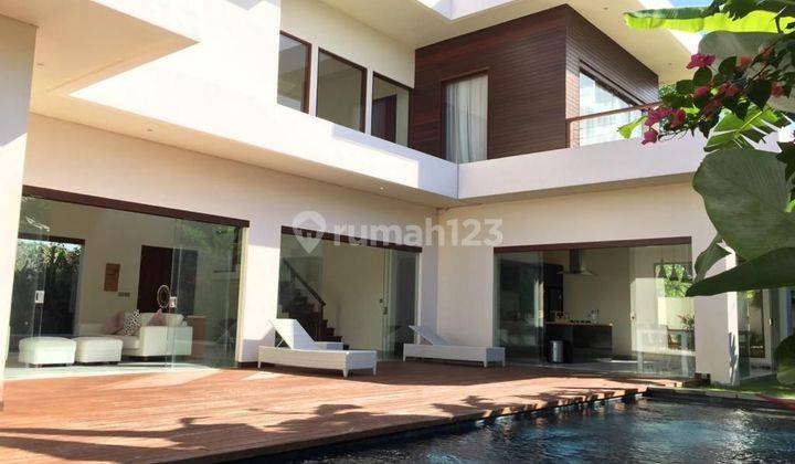 Villa with spacious garden and pool 1