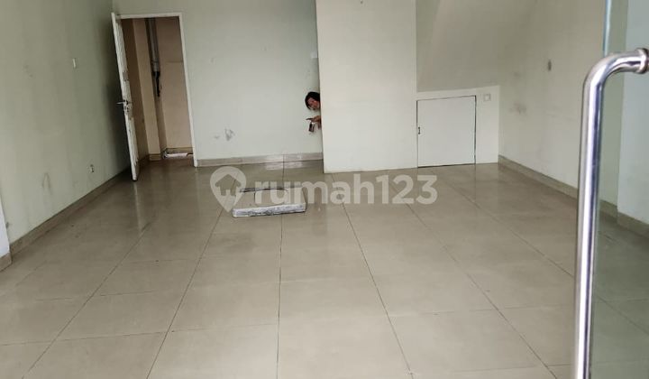 Disewakan Ruko 2 1/2 Lantai - Bulevard Hijau (Lokasi Strategis)