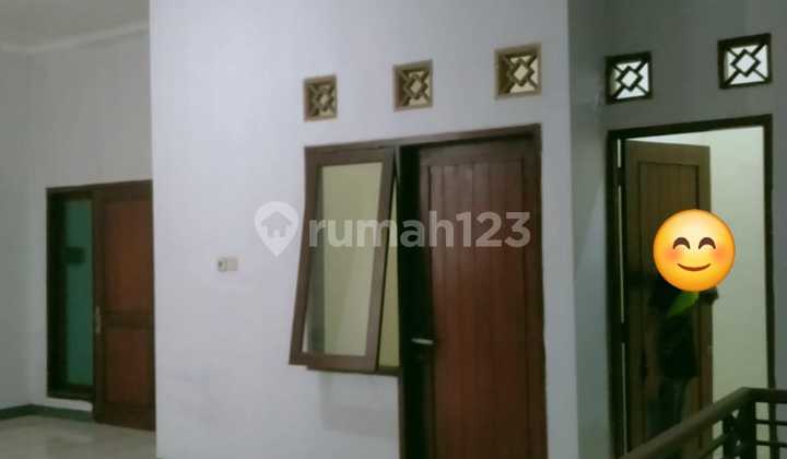 Disewakan.  Rumah di Aralia. 2 tingkat. Standard, bagian dalam luas. Non AC, non Furnish. 2