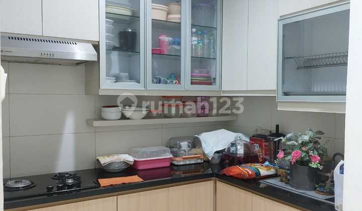 Di jual rumah 2 lantai semi furnished dalam.cluster aralia harapan indah 2