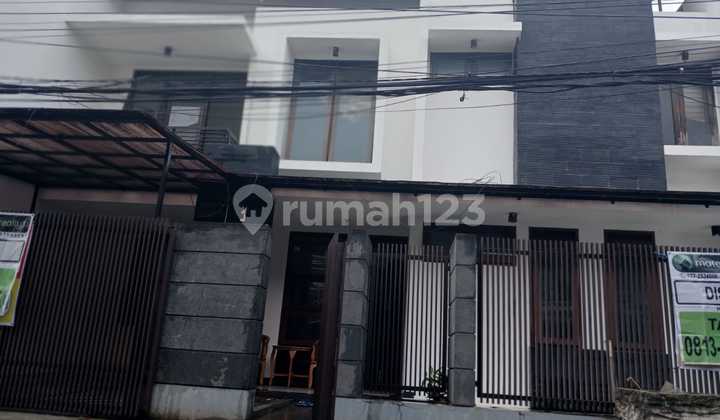 Sewa Rumah 2 Lantai Furnished Siap Huni di Sayap Batununggal