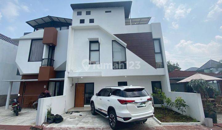 Rumah Baru 3 Lantai, Semi Furnished, Setiabudi Regency, Cluster 1