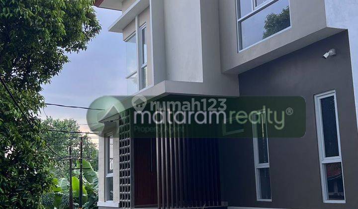 Rumah Hoek Modern Bangunan 2 Lantai Dalam Komplek Cigadung 1