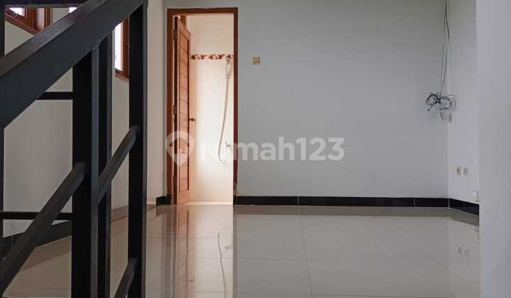 MR 66179 AG FOR RENT 2-STORY HOUSE INSIDE A HOUSING COMPLEX IN MLATI