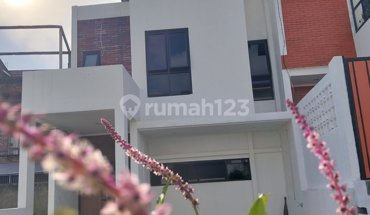 Rarely Available 2-Story House 600 Million, Near Gegerkalong and UPI Bandung Rarely Available 2-Story House 600 Million, Near Gegerkalong and UPI Bandung