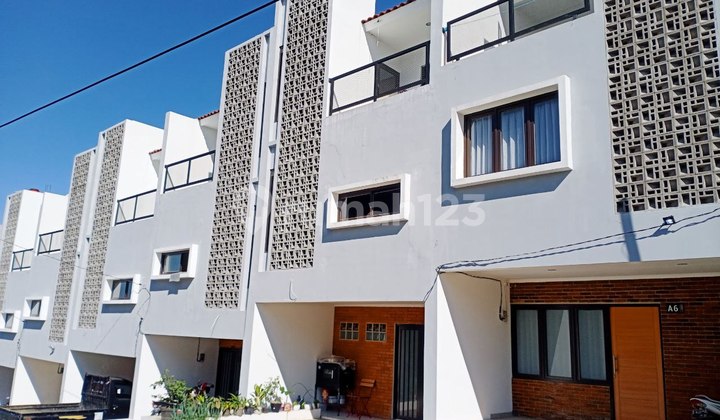 Rumah 3 Lantai 800 Jtan, Shm, Dekat Sarijadi Bandung