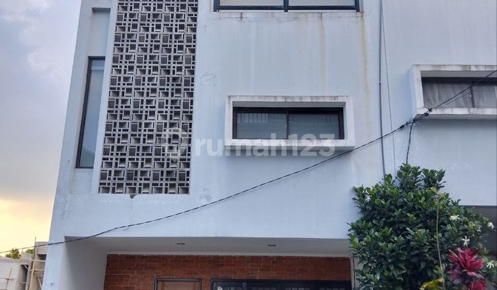 Jarang Ada Rumah 3 Lantai 800 Jtan, Shm, Paling Dekat Upi Bandung, Sayap Setiabudi