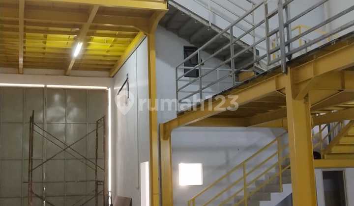 * Unit Sewa Gudang Baru* 1. Lokasi Unit: Daan Mogot Pergudangan Arcadia2. Ukuran : 10 X 32 M²3. Luas Tanah : 320 M²4. Luas Bangunan : 464 M5. Berapa Lantai : 1 1/2 Lt 6. Ruang Kantor : - 2 Ruangn7. Pln & Air : 3300 Watt8. Izin : - Pergudangan9. Akses : Co 2