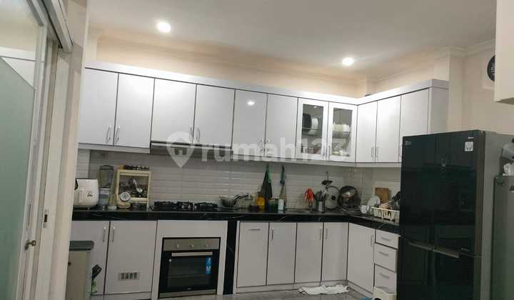 Rumah Cakep Siap Huni di Cluster Latigo Village Paramount Gading Serpong LT : 120Lb : 160 KT : 4Km : 3 Type : 8 X 15 Listrik : 5500 Gudang : 1 Surat : PPJB Siap AJB Hadap : Selatan *Full Renovasi* Semi Furnished :-Kitchen Set Atas Bawah-Lemari Pakaia 2