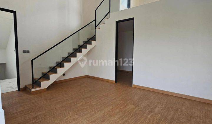 Cepat Termurah Rumah Cantik Siap Huni 3,5 Lantai   Shm  Luas Tanah :  224m² Luas Bangunan : 450m²  Kamar Tidur 4+1 Kamar Mandi 4+1  Bangunan 3,5 Lantai (Termasuk Semi Basement)  Posisi Hoek Dengan Lebihan Tanah Samping & Belakang Sekitar 400m² Kamar 2