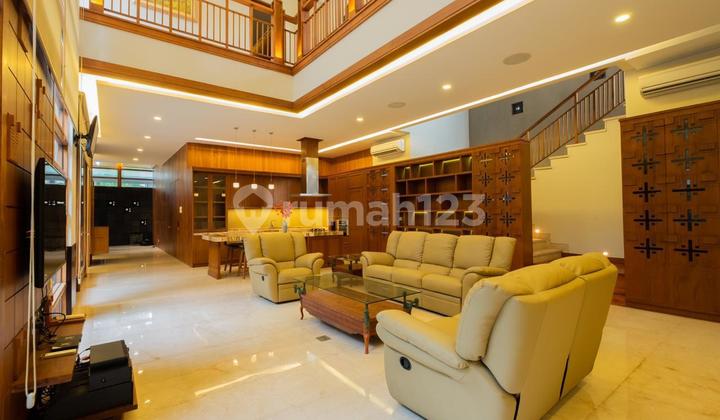 Luxury Golf Course House, Lippo Karawaci - Near UPH >> Land Area: 630m² (18m*35m) - Building Area: 990m² - (SHM) - Property Faces East - Fully Furnished - Bedrooms: 4+1 - Bathrooms: 4+1 - Home Theatre - Swimming Pool - Electricity: 23000 kWh -