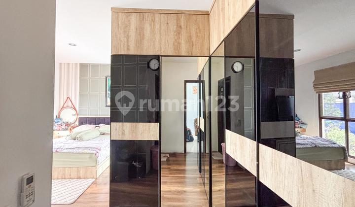 Fully Furnished House in Mozia Cluster, BSD
Strategic Location, near ICE BSD, Aeon Mall, Toll Gate, Prasetya Mulya University, IPEKA School, Grand Lucky Supermarket
Land Area: 135m², 9x15
Building Area: 156m²
2 Floors
4+1 Bedrooms
3+1 Bathrooms
Carport for 2 Cars 2