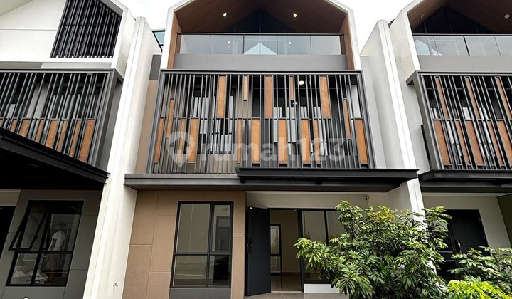 Ready-to-Occupy New Home in Strozzi Cluster, Gading Serpong Summarecon, 7x12 with Attic Room, 3-Story Building, Land Area 84 sqm, Building Area 144 sqm, Featuring 4 Bedrooms and 3 Bathrooms + Attic Room.