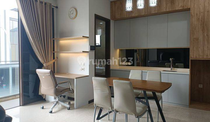 Zora Keia  Full Furnished.  Luas Tanah 120 m2.  Luas Bangunan 195 m2. Hadap selatan.  3 Lantai.  Listrik 3500 watt.  4 +1 kmr tidur 1