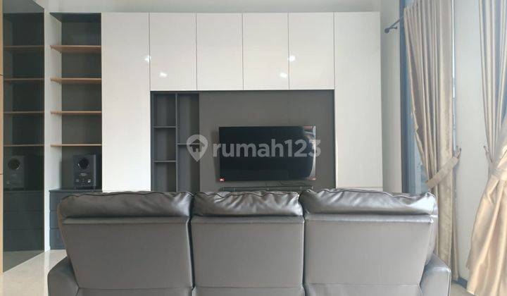 Zora Keia  Full Furnished.  Luas Tanah 120 m2.  Luas Bangunan 195 m2. Hadap selatan.  3 Lantai.  Listrik 3500 watt.  4 +1 kmr tidur 2