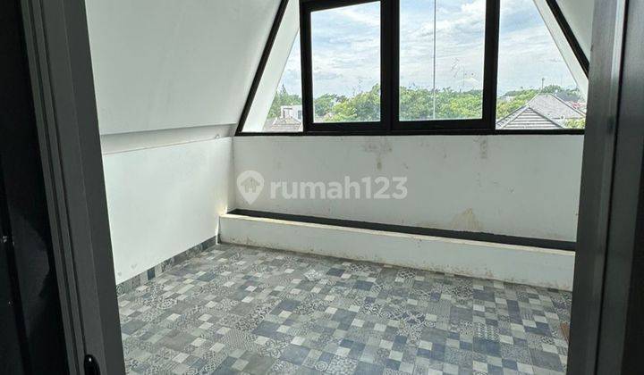 Rumah Baru 3 lantai Mewah siap huni Di Bsd City_* *_Komplek The Icon _*  - Lt : 224 M2, Lb: 450 M2.   Lebihan Tanah Besar Sekitar 500 M2 -  3,5 Lantai  - Rmh Hoek  - Kt: 4 +1(Luas2, Semua Kmr Mandi Dalam )  Kamar Utama Terdiri Dari 2 Lantai (4 Ruangan) Un 1