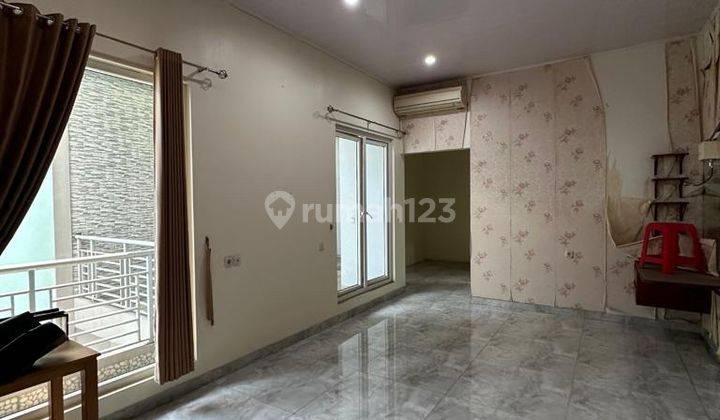 Rumah bagus di Cluster Palmyra Alam Sutera    3 Lantai  Luas Tanah = 367,  Luas Bangunan 600M2,   Kmr Tidur 7+2   Kmr Mandi 4 +1 Listrik 10.600 Watt Ac 9 Unit Daikin Dapur Kichen Set & Meja Marmer Hadap Timur  Harga : 6,8 M (Nego)  Selling Point Nya Deket 2