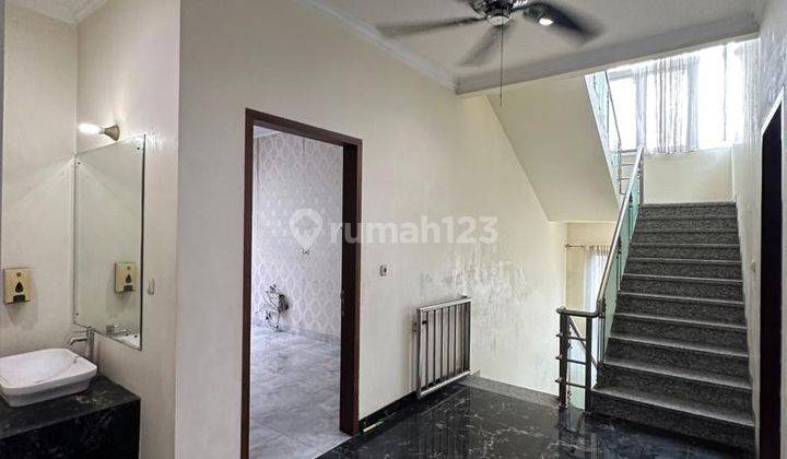 Rumah bagus di Cluster Palmyra Alam Sutera    3 Lantai  Luas Tanah = 367,  Luas Bangunan 600M2,   Kmr Tidur 7+2   Kmr Mandi 4 +1 Listrik 10.600 Watt Ac 9 Unit Daikin Dapur Kichen Set & Meja Marmer Hadap Timur  Harga : 6,8 M (Nego)  Selling Point Nya Deket 1