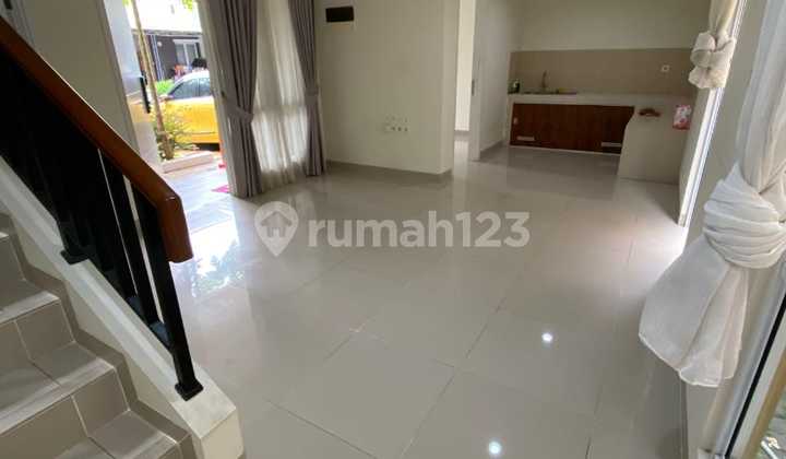 *For Rent Cluster Rossini L8*  
3 Bedrooms, 3 Bathrooms  
Price 55 Million / Year Negotiable  
Prefer 2-Year Lease  
Facing South, Already Equipped with Kitchen Set and Curtains.  
Large Row Street, Close to Club House. 2