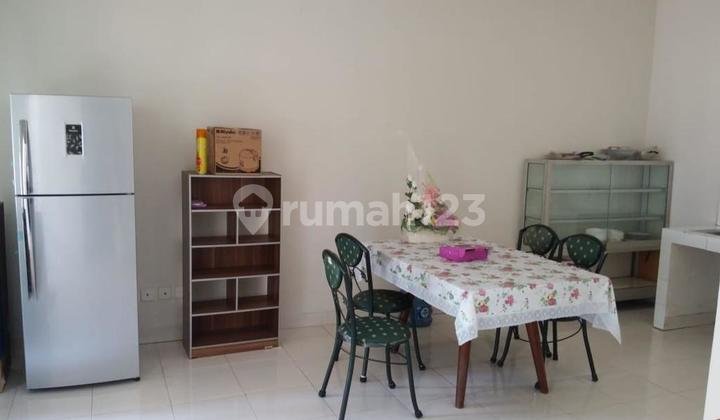 Foresta, BSD City Furnished. Land Area 144 m², Building Area 125 m², 3 Bedrooms + 1, 2 Bathrooms + 1, Rear Renovated. Furnishings: - 2 AC Units - 2 Wardrobes - 2+1 Sofa - 3 Long Wooden Chairs - Kitchen Set 2