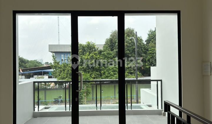 Ruko Sorrento Grande East 3 Lantai Hadap Jalan Raya LT: 45M (4.5X10)Lb: 88M Alfresco 3 Lantai KM 2>> 2 Ac + Cctv Listrik 5500W 2
