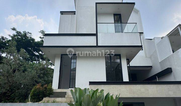 Cepat Termurah Rumah Cantik Siap Huni 3,5 Lantai   Shm  Luas Tanah :  224m² Luas Bangunan : 450m²  Kamar Tidur 4+1 Kamar Mandi 4+1  Bangunan 3,5 Lantai (Termasuk Semi Basement)  Posisi Hoek Dengan Lebihan Tanah Samping & Belakang Sekitar 400m² Kamar 1