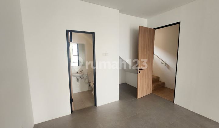 New 3-Story Shop House on Serpong Boulevard, Prime Location Facing Main Road, Land Area 67.5 m² 5x13.5, Building Area 165 m², 3 Bathrooms, Separate Staircase on the Side, Annual Rent 80 Million Negotiable. 2