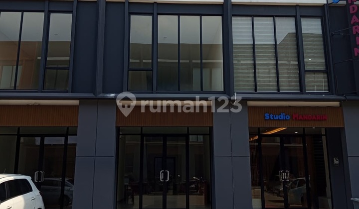 Hampton Avenue Brand New 3-Story Shop House, Strategic Location in Front of Papaya Supermarket Gading Serpong, Land Size 4.5 X 12 (54) Square Meters, Building Area 119 Square Meters, Features a Balcony (Alfresco), Glass Canopy Veranda Suitable for Restaurant/Cafe Table and Chair Setup, CCTV, 5.5 kW Electricity. Hampton Avenue Brand New 3-Story Shop House, Strategic Location in Front of Papaya Supermarket Gading Serpong, Land Size 4.5 X 12 (54) Square Meters, Building Area 119 Square Meters, Features a Balcony (Alfresco), Glass Canopy Veranda Suitable for Restaurant/Cafe Table and Chair Setup, CCTV, 5.5 kW Electricity.