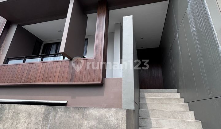 Rumah Semi Furnish Di Zora Bsd>> 3 Lantai Posisi Hook ..samping Ada Taman Lebar 9 Lt 238 Mlb 280 Mkt 4 + 1km 5 +1 Carport Garasilistrik 4400semi Furnish Ac Cctv Gordyn Kitchen Set Smart Door Lock