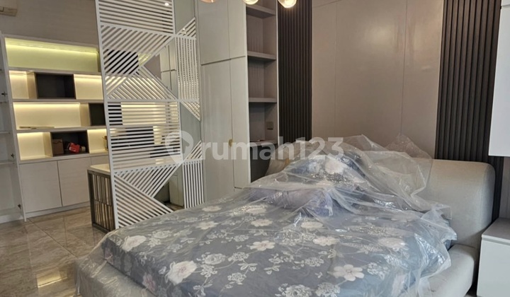 Lancewood Navapark Prime Location Furnished BSD City Specifications: Land Area: 220 Building Area: 285 Bedrooms: 3 + 1 Bathrooms: 4 + 1 Electricity: 11,000 VA Legality: SHM Details: Furnished - Fingerprint, Card Reader, PIN for Main Door Lock - SMA