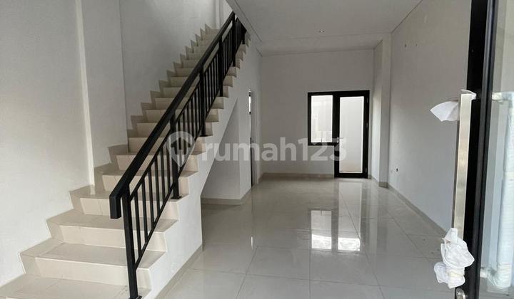 Ychub Shop House, BSD Cheapest >> Best Location A Step Away to Bio Medica, The Breeze, Casa De Parco Apartment, Saveria, Green Office Park (GOP) Cisauk Station, Intermoda, ICE BSD Land Area: 42m² (width 4.5m) Building Area: 68m² Bathrooms: 2 Certificate