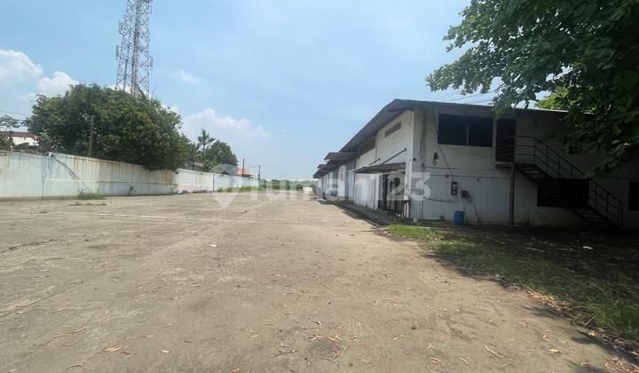 Warehouse on Jl Sungai Tiram, Marunda Baru, Cilincing. Land area in certificate approximately 6500, actual area around 7000. Building area approximately 1800 m². Includes office, access for 40ft containers, loading dock. Electricity 13,500 watts. SHM & HGB certificates. Warehouse on Jl Sungai Tiram, Marunda Baru, Cilincing. Land area in certificate approximately 6500, actual area around 7000. Building area approximately 1800 m². Includes office, access for 40ft containers, loading dock. Electricity 13,500 watts. SHM & HGB certificates.
