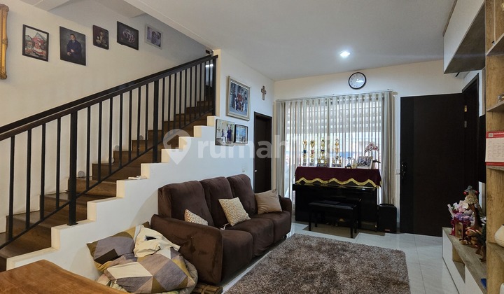 Fully Furnished House in Mozia Cluster, BSD - Strategically Located, Near ICE BSD, Aeon Mall, Toll Gate, Prasetya Mulya University, IPEKA School, Grand Lucky Supermarket. *Land Area 135m², 9x15; Building Area 156m²; 2 Floors; 4+1 Bedrooms; 3+1 Bathrooms; 2-Car Carport.