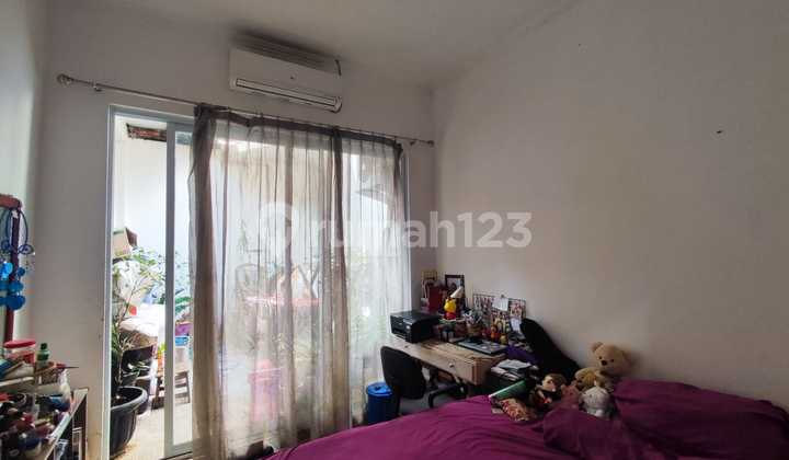 Rumah Pamulang 1,5 Lantai Siap Huni Di Perumahan Di Bumi Serpong Residence, Pamulang 2– Furnished, Bebas Banjir, One Gate System!spesifikasi:- Luas Tanah: 96 M²- Luas Bangunan: ± 70 M² (sudah Renov Total, 1,5 Lantai)- Kamar Tidur: 3- Kamar Mandi: 1- Taman 2