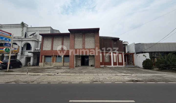 Bangunan Komersial Jl. Kemang Selatan >>Bangunan 2 Lantai Cocok untuk Resto, Cafe, Retail, Klinik, Kantor, Dsb- Luas Tanah: 773M2 (-/+ 23 X 33.6M)- Luas Bangunan: 1000M2- Shm- Hadap Timur Laut- ⁠2 Lantai- Ruangan Sekitar 7- Kamar Mandi : 5+1- Hall Besar-