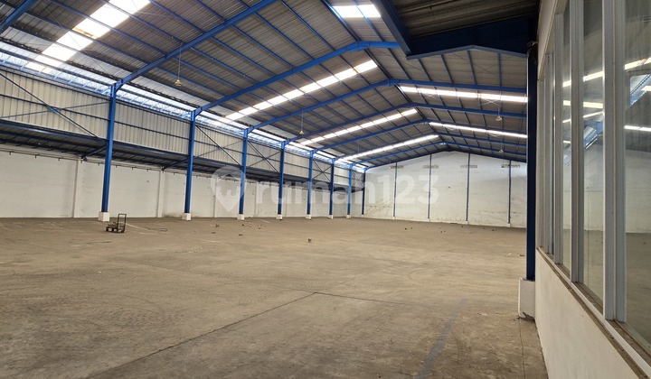 Gudang Siap Pakai Kawasan Pergudangan Marunda Center, Pantai Makmur, Tarumajaya, Bekasi Luas Tanah 2.584m² Luas Bangunan 2.100m² Ada Office Space & Security Muat Kontainer 40 Feet Tinggi Gudang 15meter Hadap Selatan 