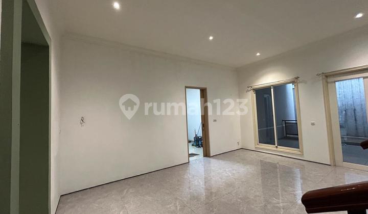 P H G Emerald Cakepppp Siap Huni Gading Serpong Lt 207M2 Lb 200M2 Listrik 5500Watt Kt 4+1Km 3+1Ada Ruang Makan dan Perluasan Taman Kering Kamar Utama Parkit - Kabinet Dapur Built In.- Lemari Kmr Utama Built In.- Lemari Kmr Anak Built In.- Depan Tidak Hada 2