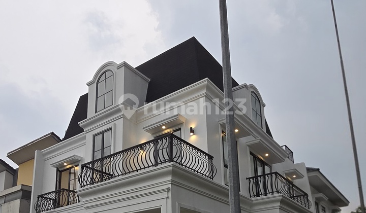 Luxury House New Construction Classic Design Ready to Live In at BSD, Land Area 200, Building Area 300 with 5+1 Bedrooms, 5 Bathrooms, Hook, Banci, PPJB, Side House Jogging Track.