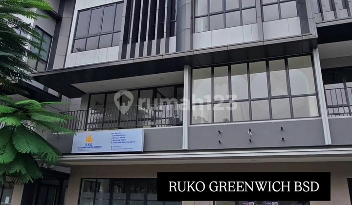Greenwich Shop House, Strategic Location! This shop house has 3 floors, land area of 59M² (4.5X13m) with an extra 0.5M land, and building area of 154M². Electricity 3500 Watt. 1