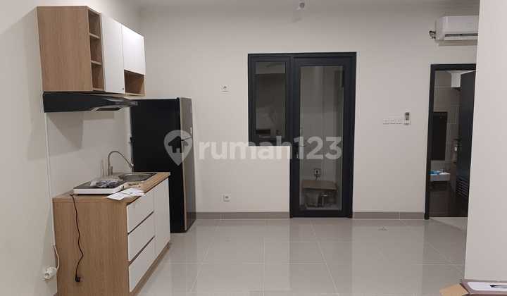 Rumah Cluster Leonora Gading Serpong Spesifikasi Premium Attic .. 3 Lantai Luas Tanah : 6X12 Luas Bangunan : 125M Kamar Tidur : 4Kamar Mandi : 3 Lantai : 3 Carport : 1 Mobil Listrik : 2200 Air : Pam Hadap : Barat Daya*>> Sudah Tersedia:*- 4 Ac Split- Wate 2