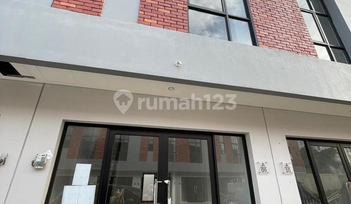 Ychub Shop House, BSD Cheapest >> Best Location A Step Away to Bio Medica, The Breeze, Casa De Parco Apartment, Saveria, Green Office Park (GOP) Cisauk Station, Intermoda, ICE BSD Land Area: 42m² (width 4.5m) Building Area: 68m² Bathrooms: 2 Certificate